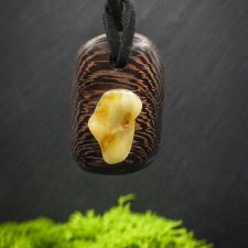 Wisiorek z drewna wenge z bursztynem – ręcznie rzeźbiony, amber, artystyczne zdobienia, biżuteria z drewna, luxe wooden jewelry