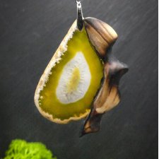 Naszyjnik z drewna wiązu z żółym plastrem agatu – ręcznie rzeźbiony, pirografia, artystyczne zdobienia, biżuteria z drewna, luxe wooden jewelry, premi