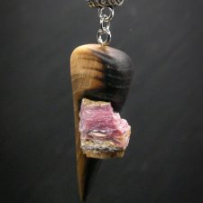 Wisiorek "Opal różowy i wiąz" –z drewna ,amulet zamknięty w kawałku drewna, Wooden Jewelry, Wood Pendant, biżuteria handmade,prezent