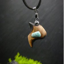 Wisiorek "Amazonit i wiąz" –z drewna ,amulet zamknięty w kawałku drewna, Wooden Jewelry, Wood Pendant, biżuteria handmade,prezent