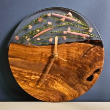 ZEGAR ŚCIENNY  z drewna oliwkowego i żywicy epoksydowej z zatopionymi roślinami