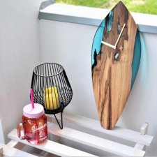 Surferski ZEGAR ŚCIENNY z drewna i żywicy w kształcie deski surfingowej
