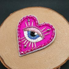 Haftowana broszka - serce z okiem