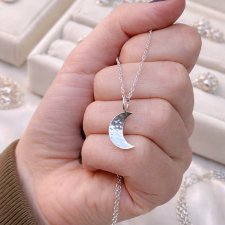 Naszyjnik ze srebrną zawieszką 925 pr. w kształcie półksiężyca