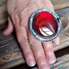 Okazały krwistoczerwony regulowany witrażowy pierścionek ze szkła
