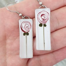 KOLCZYKI ZE SZKŁA WZÓR RÓŻOWY KWIAT