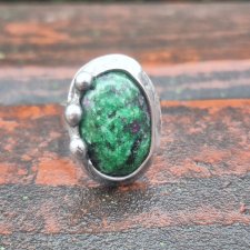 Zoisyt z rubinem - pierścionek regulowany