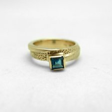 Złoty pierścionek z szafirem