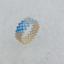 Zimowa zagadka - pleciony beżowy pierścionek ze szklanych koralików dla kobiety przyjaciółki mamy babci na prezent