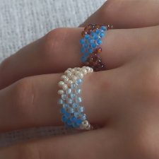 Zimowy zestaw - dwa plecione pierścioneki o zimnych barwach dla mamy babci koleżanki lub przyjaciółki na prezent albo dla dziewczyny na walentynki