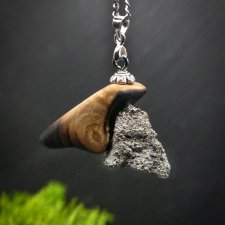 Wisiorek "Piryt i wiąz" –z drewna ,amulet zamknięty w kawałku drewna, Wooden Jewelry, Wood Pendant, biżuteria handmade,prezent