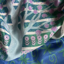 100 % Silk scarf made in France  oryginalna jedwabna chusta tulipanowe drzewo w ciekawie złożonych barwach wysoka jakość jedwabiu