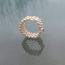 Delikatny ecru pleciony pierścionek z koralików z kryształkiem dla kobiety na prezent