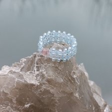 Bezkres błękitu - Błękitny pleciony pierścionek z koralików z kryształkiem dla kobiety na prezent