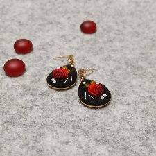 Ręcznie haftowane kolczyki  DLA KINGI  stal szlachetna