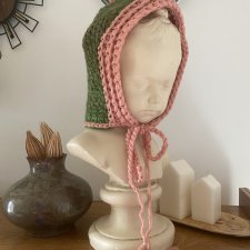 Kapturek wełniany zielony z różową wstawką