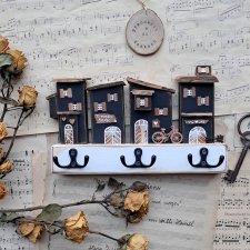 Wieszak z czarnymi domkami no 1