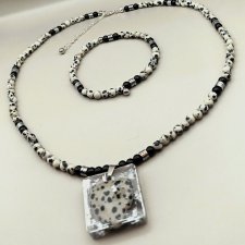 Komplet biżuterii z naturalnych kamieni.