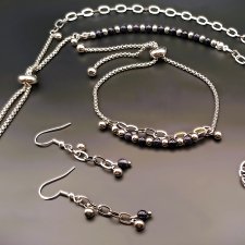 Komplet biżuterii z naturalnych kamieni.