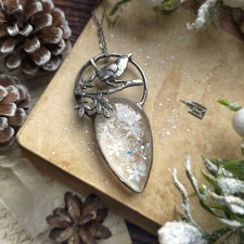 Naszyjnik z sikorką i śnieżynkami