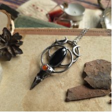 Naszyjnik z onyksem i czaszką kruka