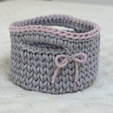 Koszyk ręcznie robiony z uchwytami w kolorkach szaro- różowym.