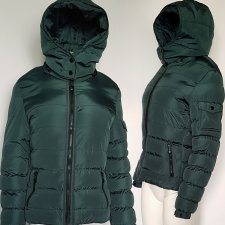 Krótka pikowana kurtka damska puffer zielona z odpinanym kapturem M Hu82