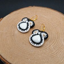 Czarno-białe kolczyki sutasz z kryształkami