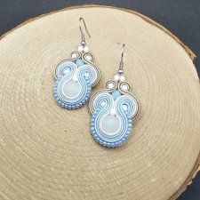 Błękitno-białe kolczyki sutasz