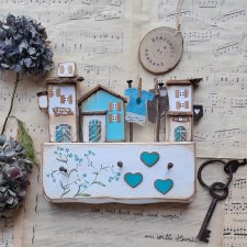 Rustykalny wieszak z niezapominajkami i praniem