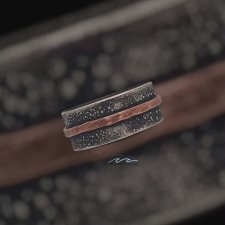 Obrączka z miedzianym paskiem.