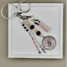 Brelok Pudrowy Kwiat – ręcznie robiona ozdoba z chwostem