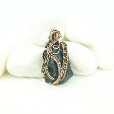 Wisiorek z turmalinem wire wrapping