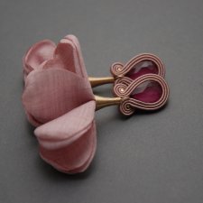 różowe klipsy sutasz z kwiatkiem