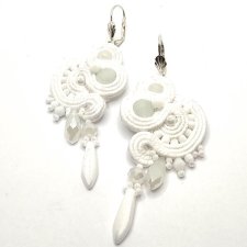 Białe wiszące kolczyki sutasz