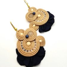 Beżowe wiszące kolczyki sutasz z granatowymi wachlarzami