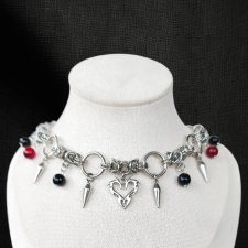 Choker chainmaille z sercem, kolcami i czarnymi + wiśniowymi koralikami – stal chirurgiczna, gothic vampire