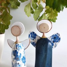 Para aniołków z drewna bukowego.