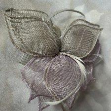 Ozdoba z siatki z piórami kwiat  do włosów na grzebieniu