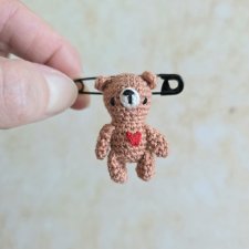 Miś przypinka, broszka