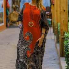 Unikatowa ceglasta sukienka bawełniana, batikowa z biżuterią