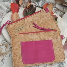 PORTFEL – SASZETKA ZE ECO SKÓRY TŁOCZONEJ W KWIATY Z KIESZONKĄ, HANDMADE DOMILKOWYDOMEK
