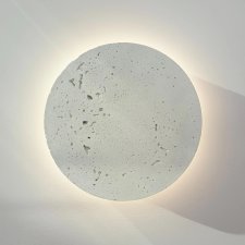 Lunaris — designerski kinkiet z białego betonu — okrągła lampa ścienna z efektem podświetlenia od tyłu