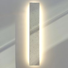 Linea — designerski, liniowy kinkiet z białego betonu — industrialna, minimalistyczna lampa ścienna, nowoczesny element oświetleniowy