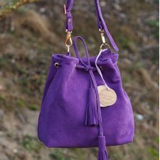 Skórzany zamszowy fioletowy woreczek - torebka mini, regulowany pasek,frędzle - od DOMILKOWYDOMEK