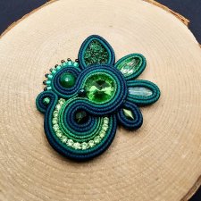 Zielona broszka sutasz