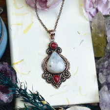 Miedziany ozdobny wisiorek z kamieniem księżycowym i koralem #654