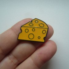 PIN PRZYPINKA BROSZKA SER Z DZIURAMI