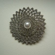 BROSZKA ROZETA PERŁA CYRKONIE