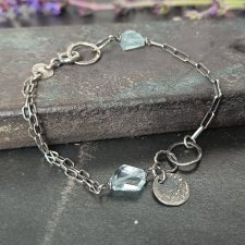 Akwamaryn. Surowa srebrna bransoletka
